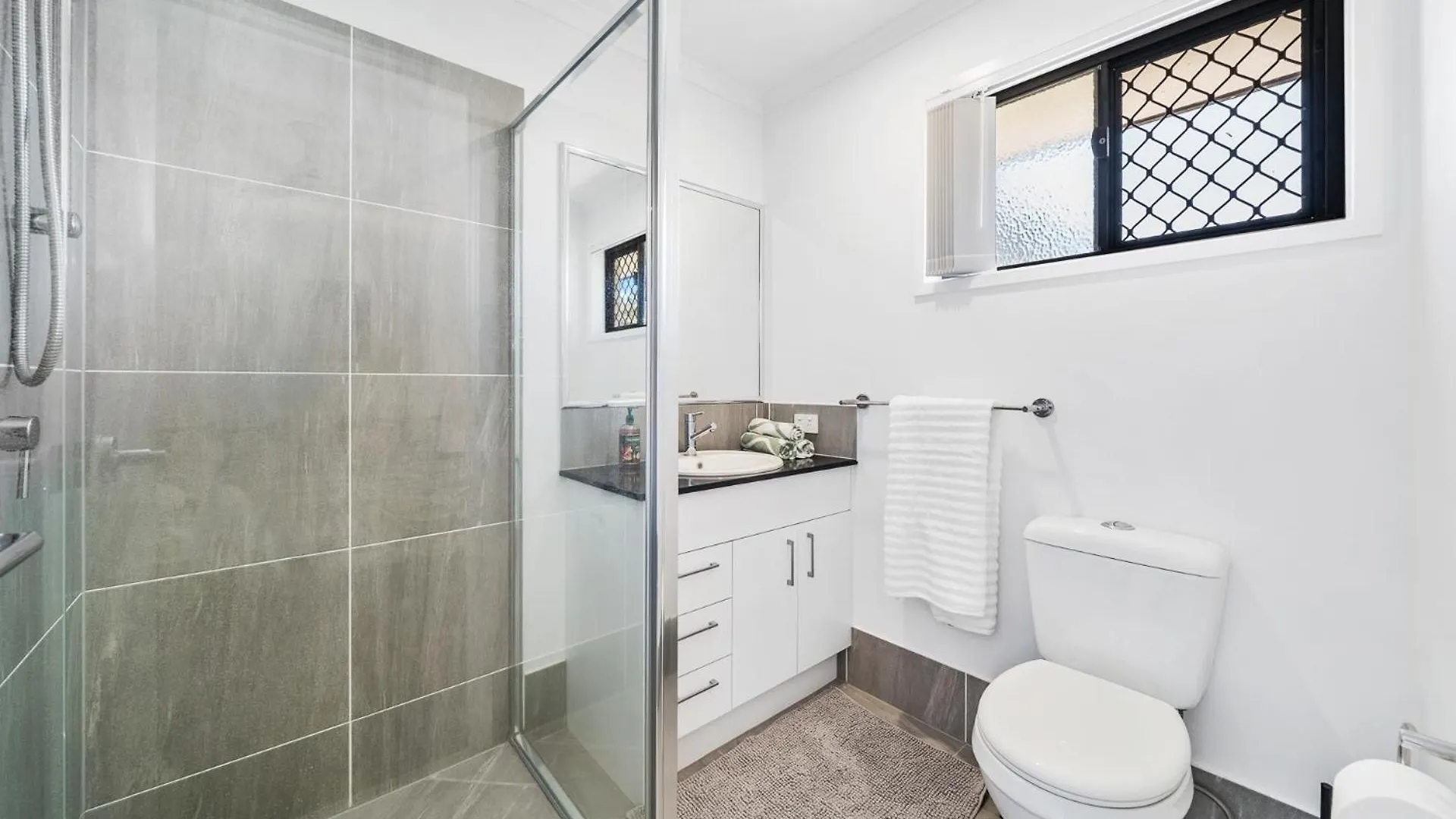 Holiday home Bellbird Park 3 Bedroom House With 6 King Single Beds